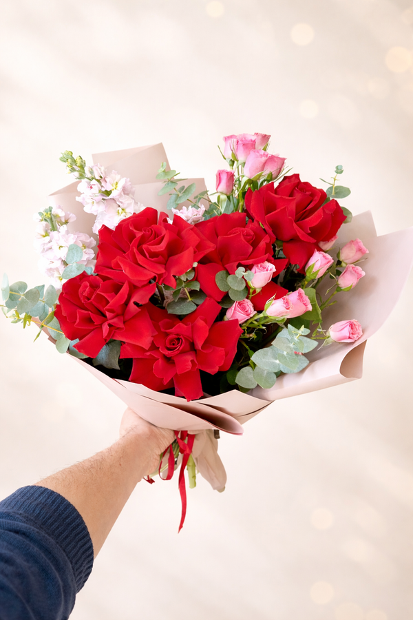 Buchet trandafiri rosii si mini trandafiri roz cu eucalipt – buchet elegant premium BLOOME