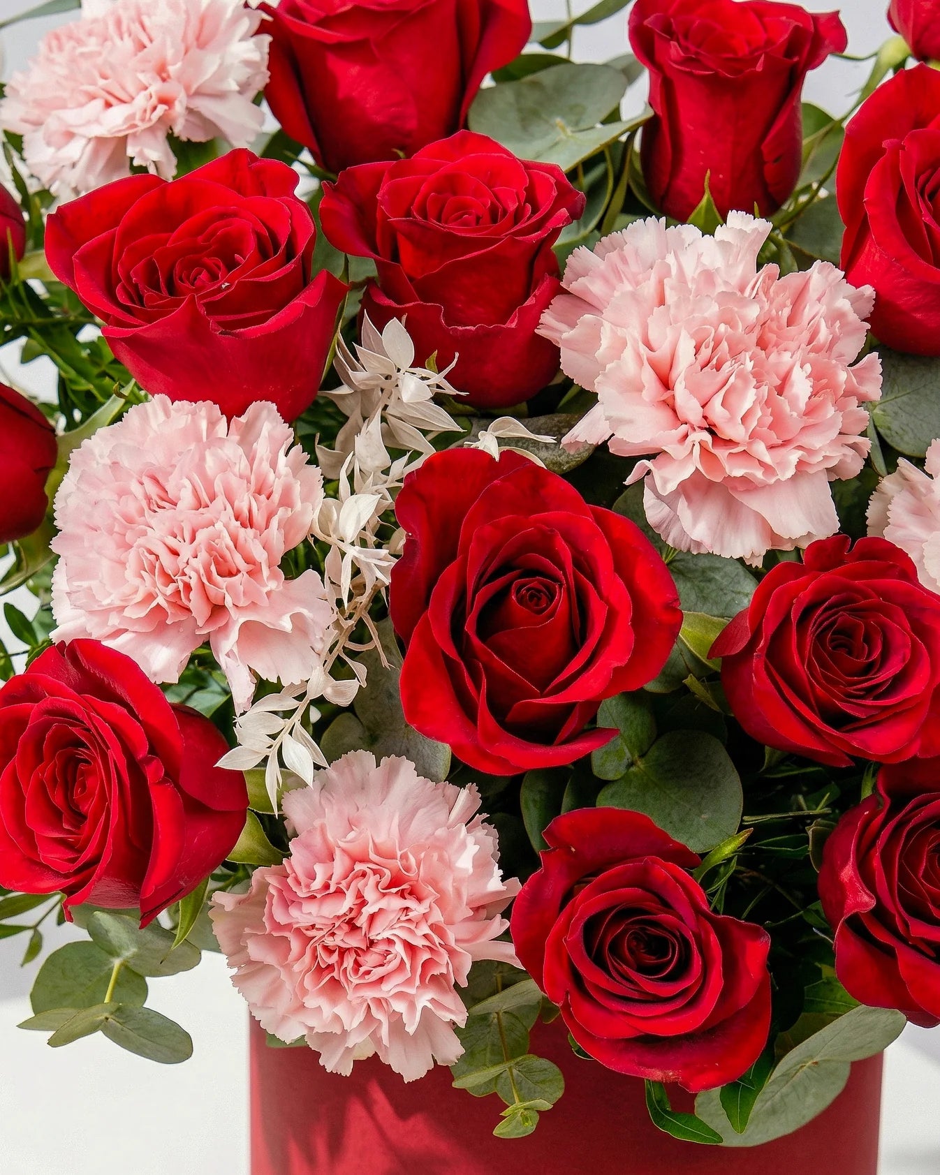 Aranjament floral in cutie rosie cu trandafiri rosii si flori roz – cadou romantic premium