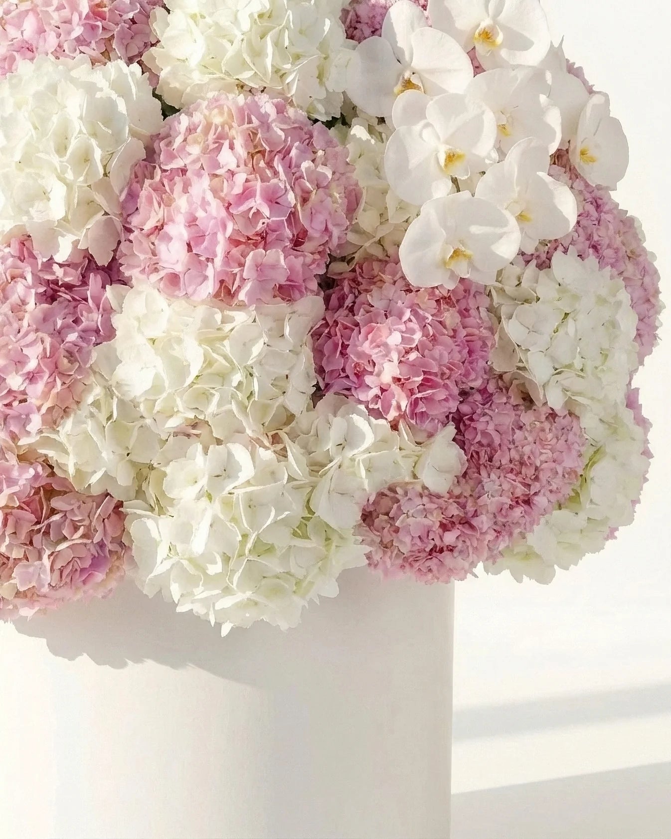 Grand Opulence Bloom – Aranjament floral gigant cu hortensii si orhidee albe premium