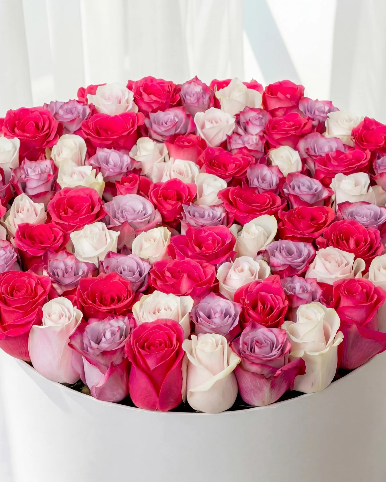 Royal Harmony Rose Box – Cutie gigant cu trandafiri mix premium in nuante de rosu, roz si ivory