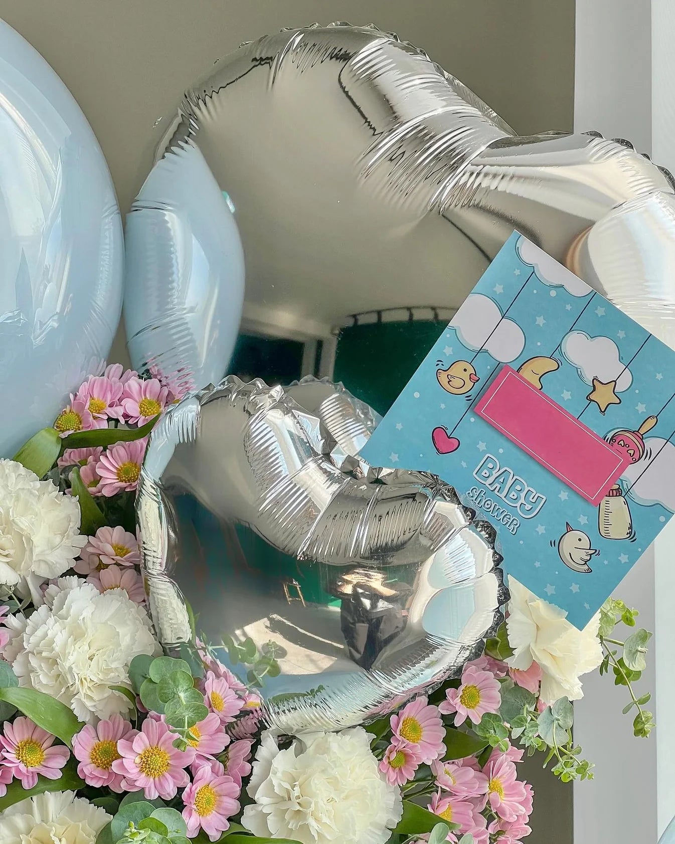 BLOOME Baby Blue Dream – Aranjament floral botez cu balon si ursulet