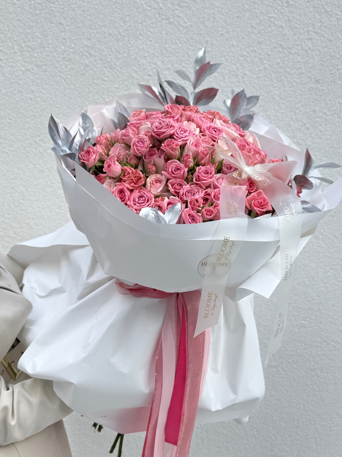 Buchet de Trandafiri Roz Spray și Frunze Argintii