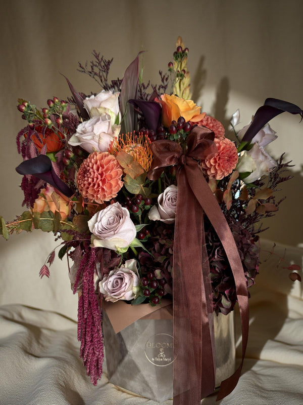 Aranjament Floral Trandafiri, Dahlia & Accente Burgundy