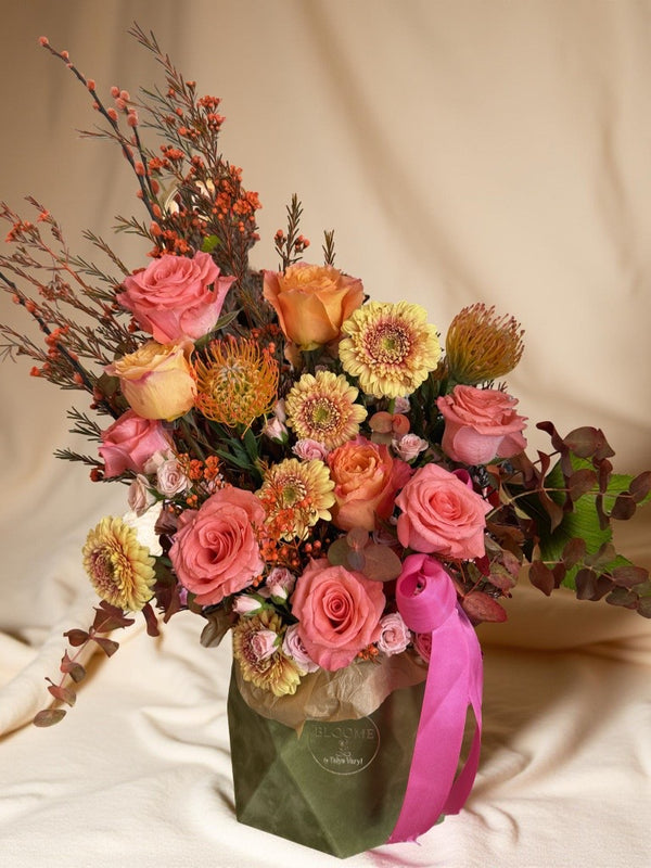 Aranjament în Tonuri Peach & Coral cu Trandafiri