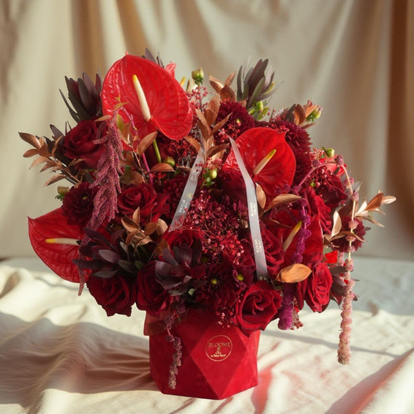 Aranjament Burgundy cu Anthurium & Trandafiri