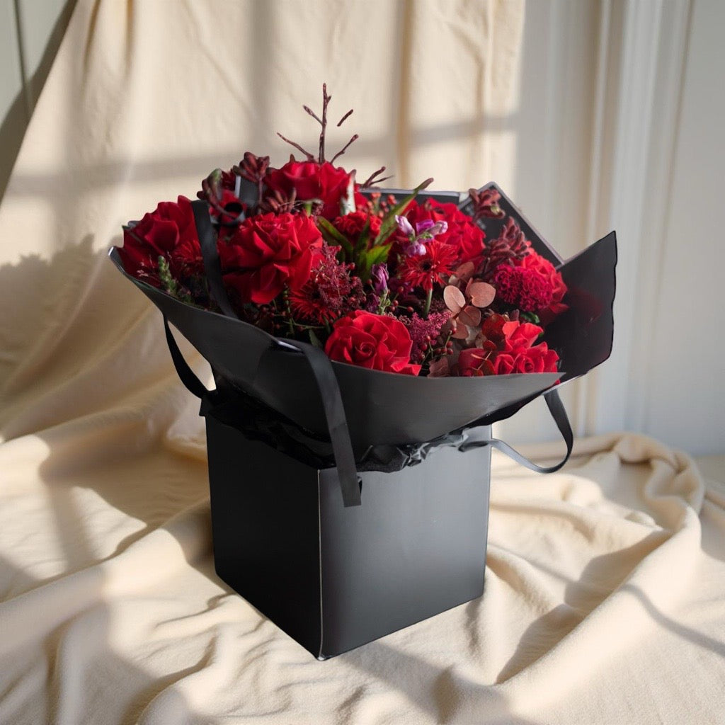 Aranjament Trandafiri Roșii & Accente Bordeaux