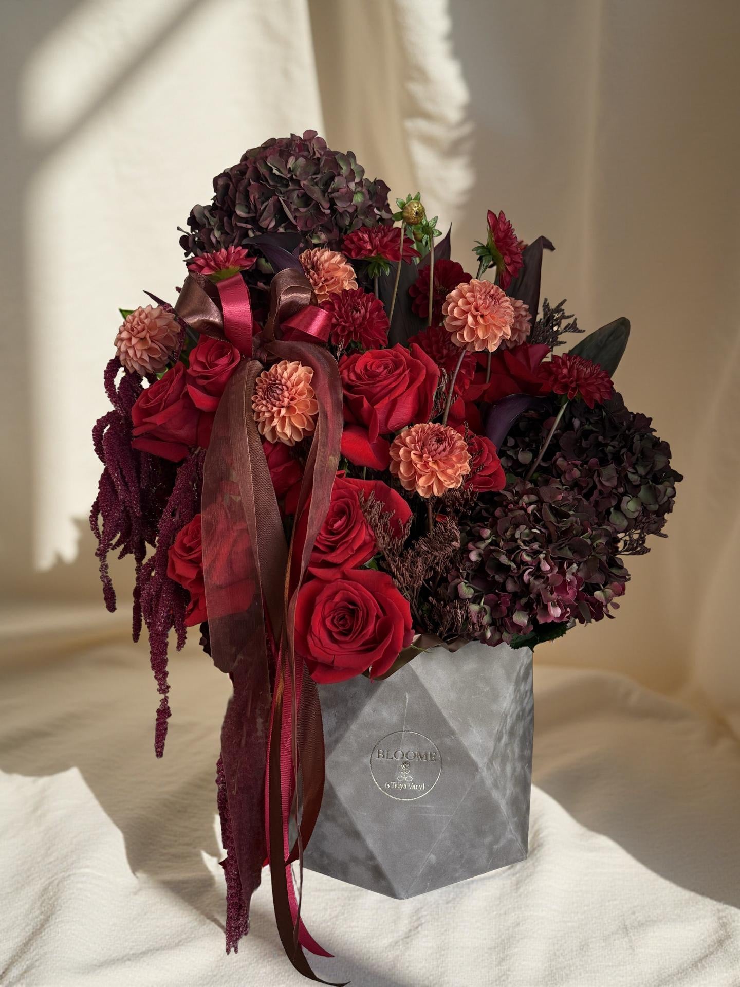 Aranjament Floral Trandafiri Roșii și Hortensii Burgundy