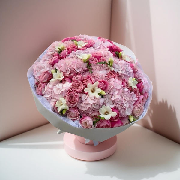 Buchet Hortensie Roz, Trandafiri & Frezii Albe | Buchet floral roz elegant