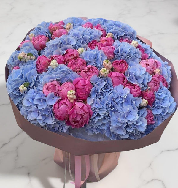 Buchet Hortensii Albastre & Bujori Roz Intens