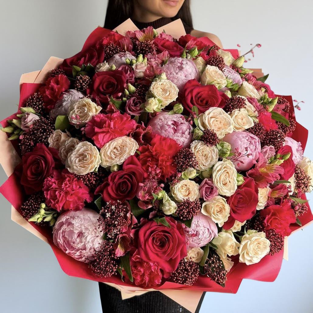 Buchet Trandafiri Roșii, Pivoine Roz & Mini Trandafiri Crem