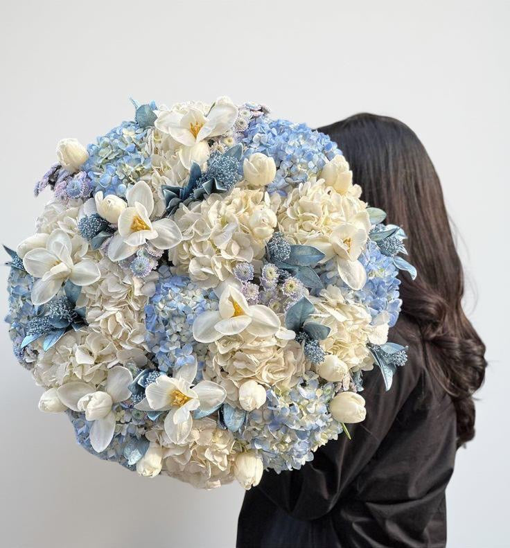 Buchet cu Hortensie Albastra & Flori Albe | Buchet floral albastru alb elegant