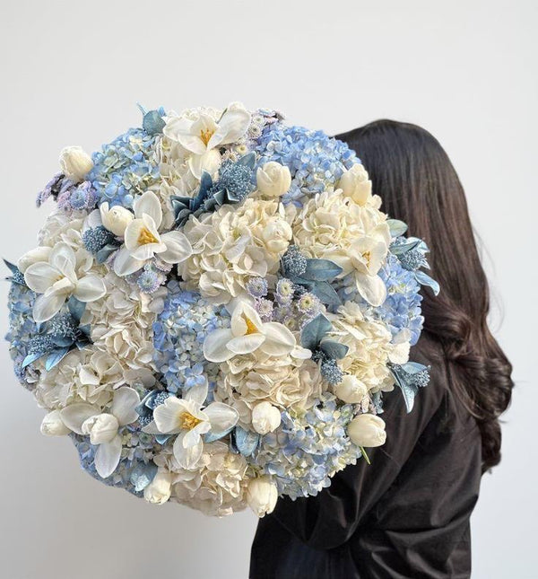 Buchet cu Hortensie Albastra & Flori Albe | Buchet floral albastru alb elegant