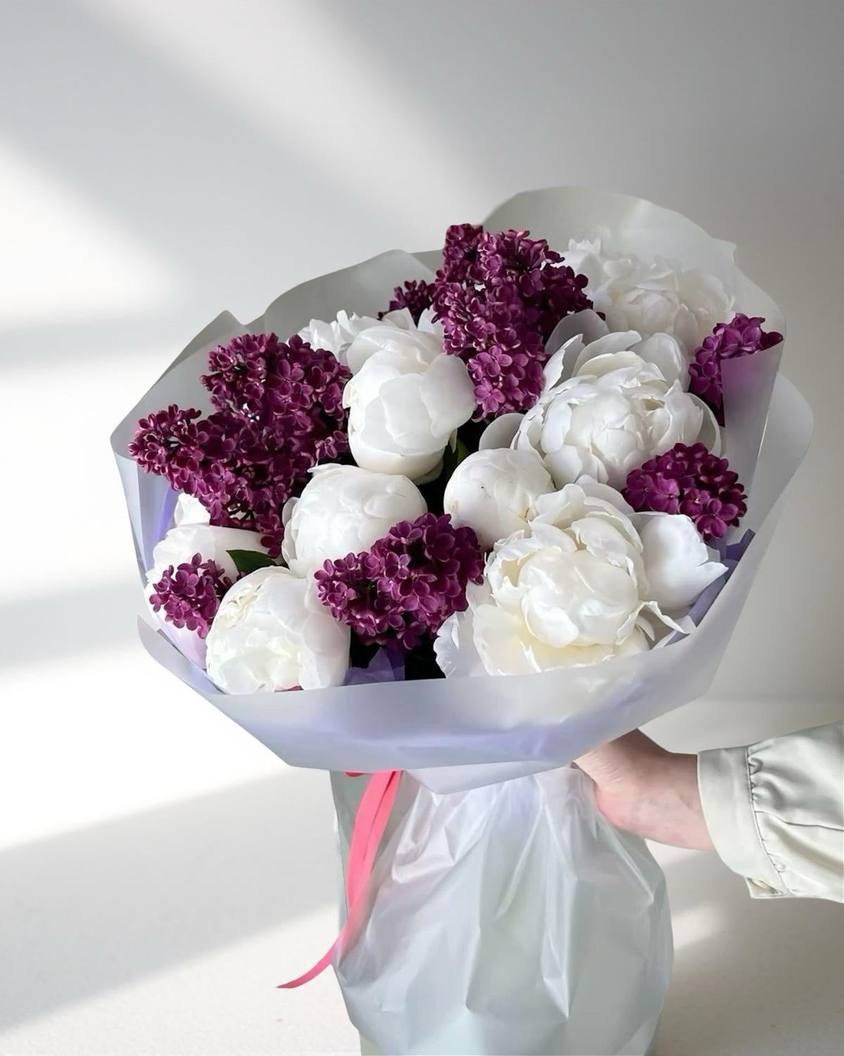 Buchet Bujori Albi & Liliac Mov