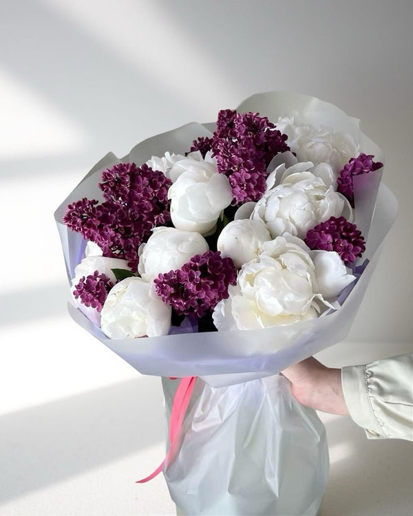 Buchet Bujori Albi & Liliac Mov