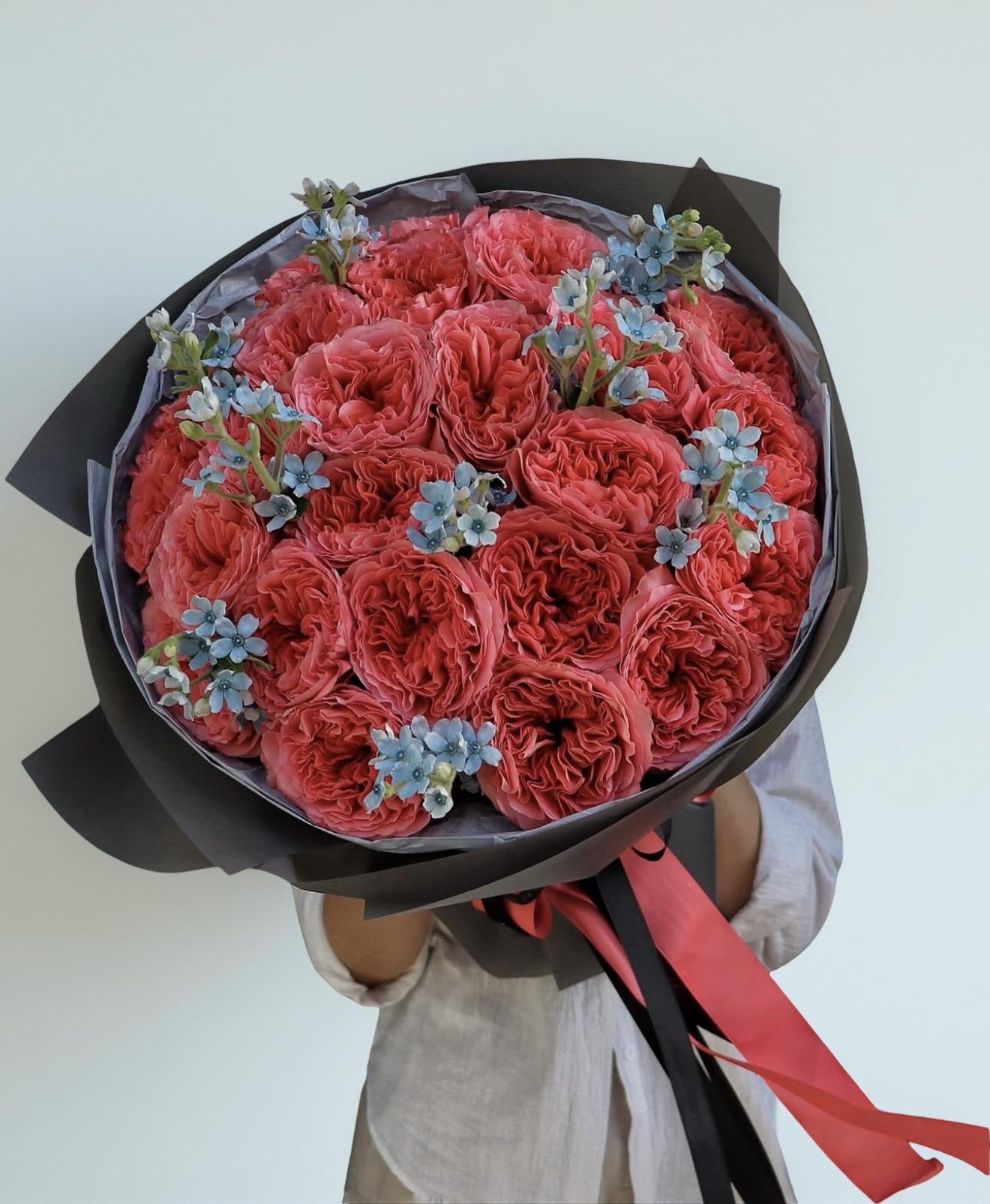 Buchet Trandafiri Coral & Accente Albastre