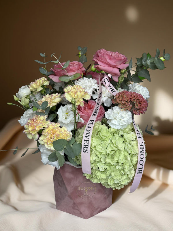 Aranjament Floral Hortensie Verde și Trandafiri