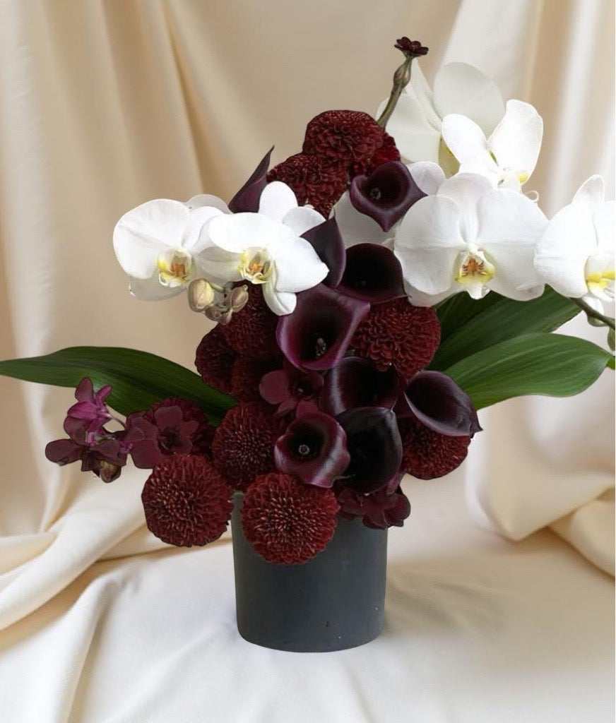 Aranjament cu Calla Neagră & Orhidee Albă