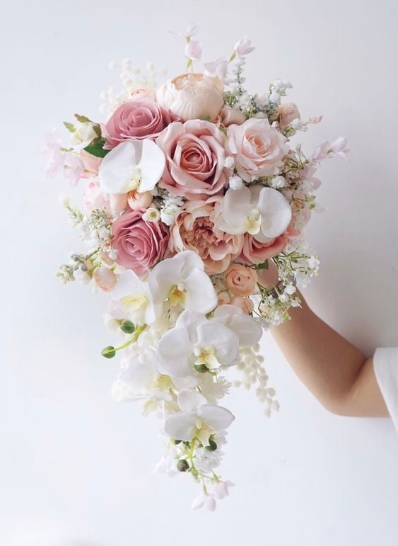 Buchet de mireasă cascadă cu orhidee albe și trandafiri nude