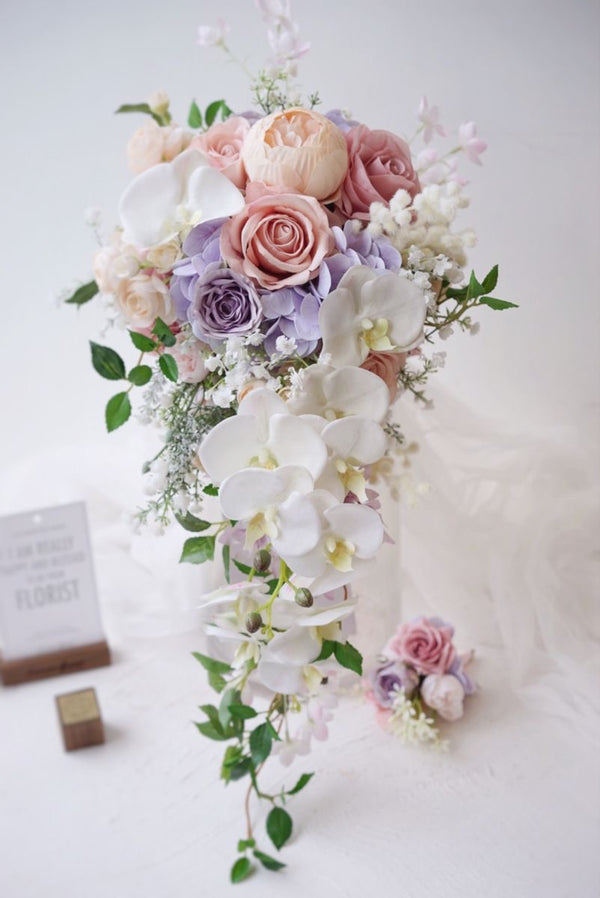 Buchet mireasă cu orhidee cascada și trandafiri pastel