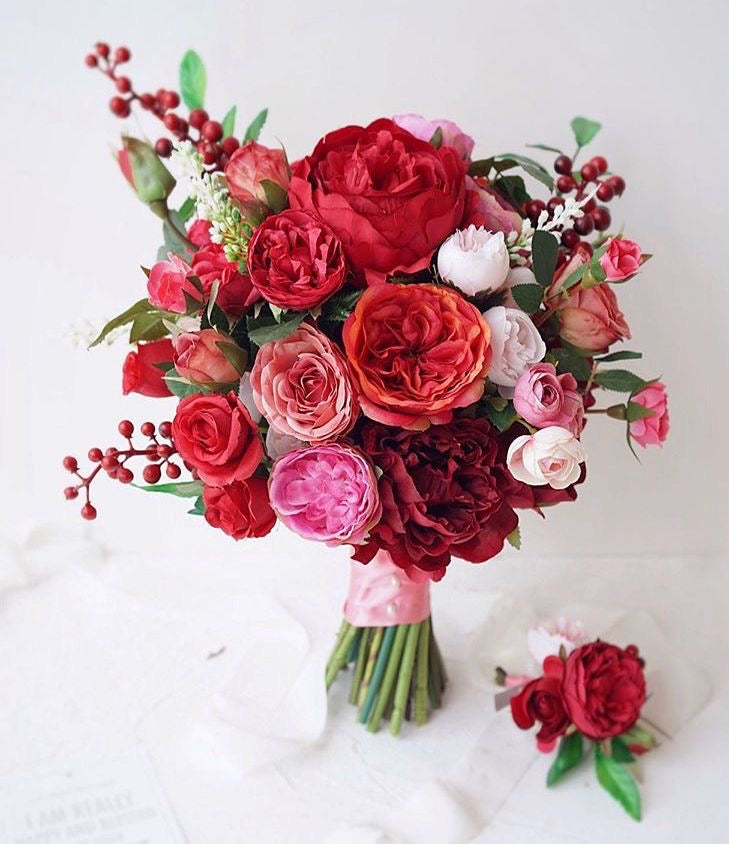 Buchet Mireasă cu Trandafiri Roșii & Pivoți