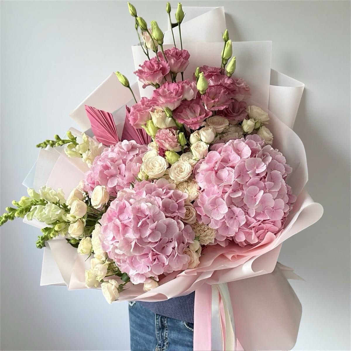 Buchet cu hortensii roz, lisianthus și trandafiri ivoire