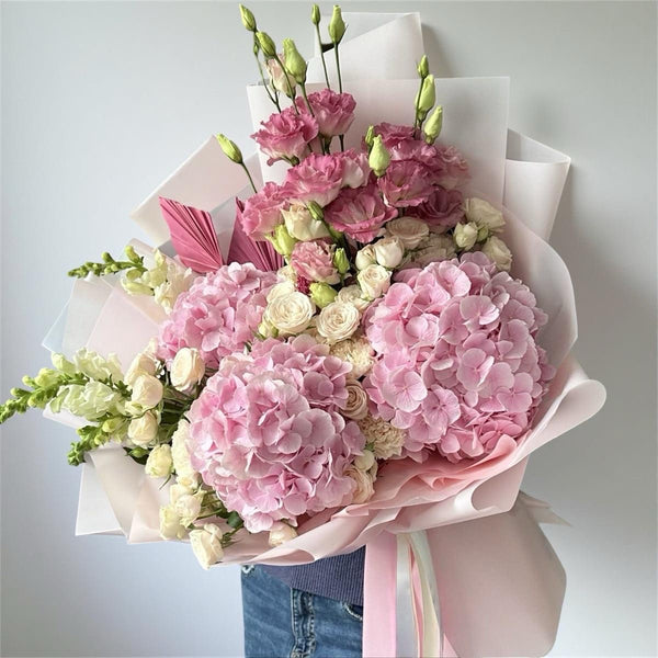 Buchet cu hortensii roz, lisianthus și trandafiri ivoire