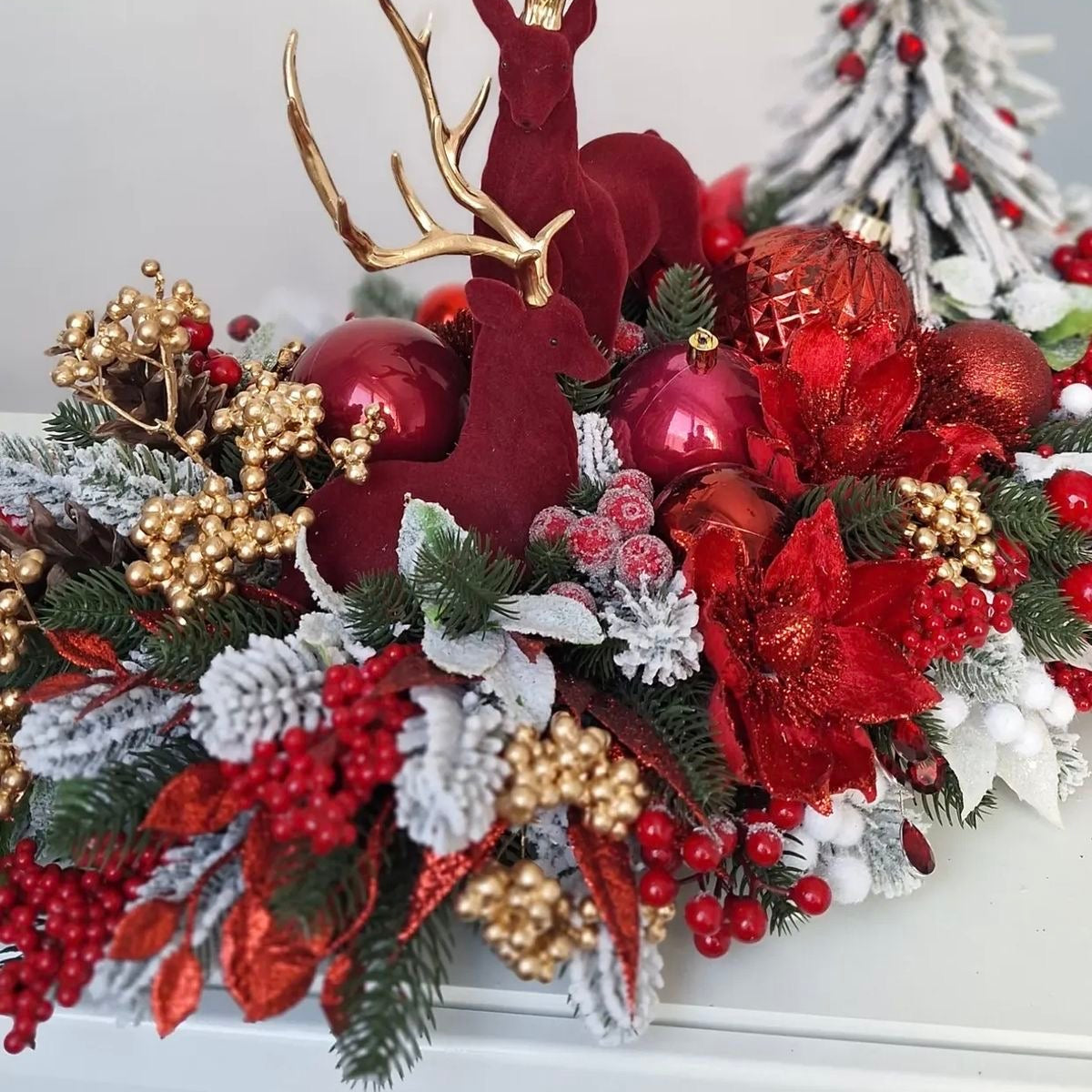 Aranjament de Craciun cu Reni Burgundy & Accente Aurii