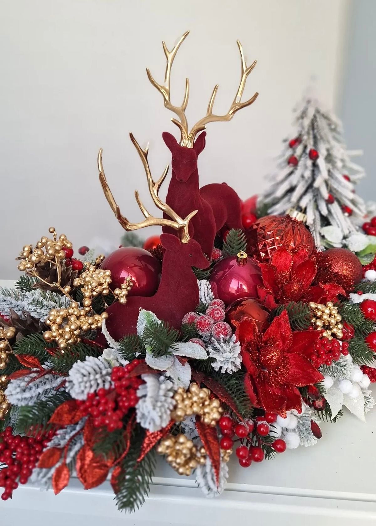 Aranjament de Craciun cu Reni Burgundy & Accente Aurii