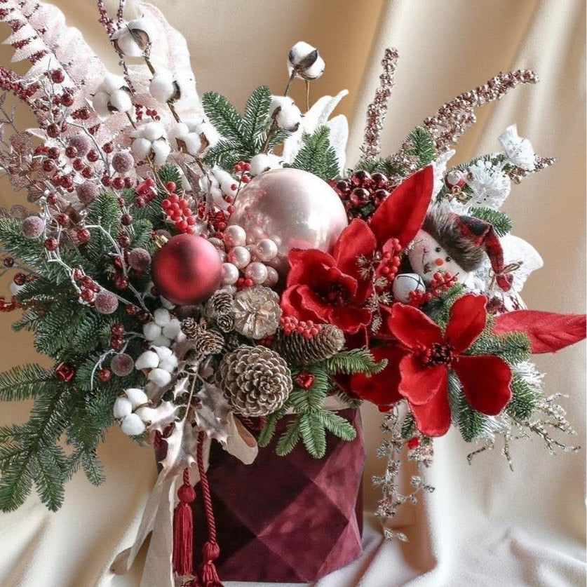 Aranjament de Craciun cu Globuri & Flori Rosii