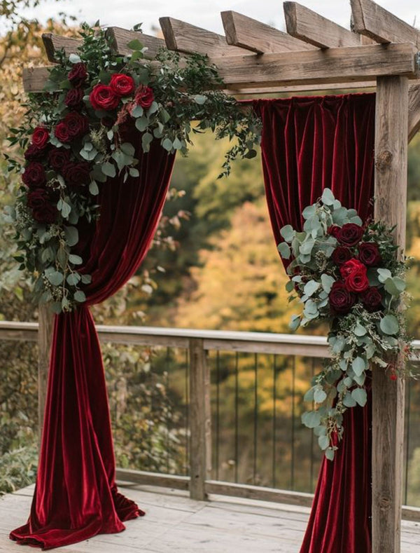 Arcadă  cu trandafiri burgundy și verdeață luxuriantă